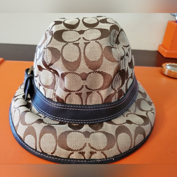 COACH bucket hat Tan Jacquard CC's with Navy Blue Leather band and buckle - Picture 3 of 7